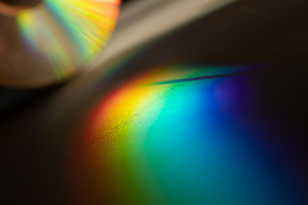 全光电磁波谱被阳光投射到坚硬光滑的表面上，击中反射表面图片下载