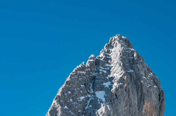雪山山顶岩石的特写图片下载