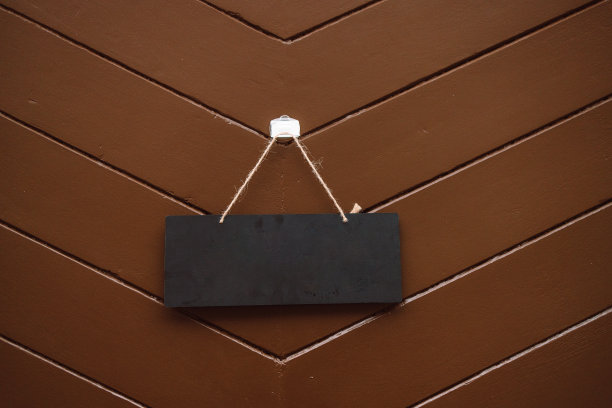 咖啡馆、咖啡店、商店或餐馆的木门上的空的现代黑色复古木标志图片下载