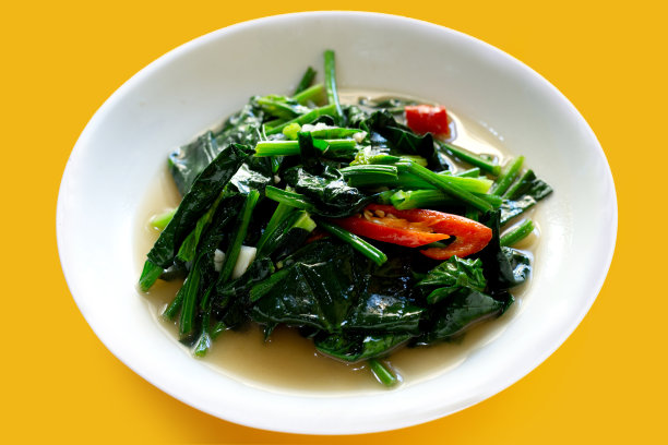 菠菜炒蒜。亚洲食物图片下载