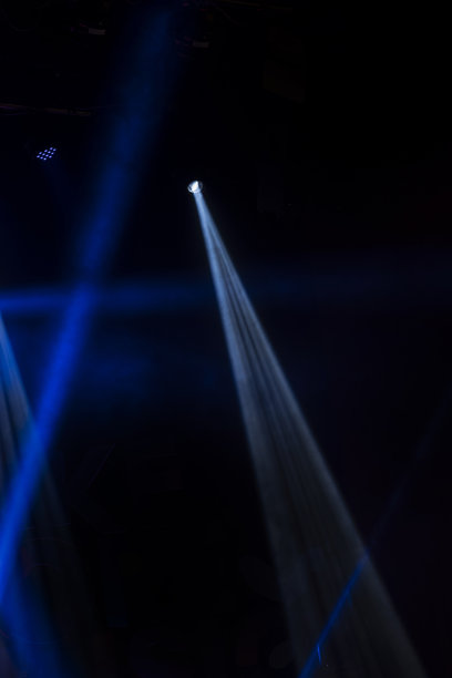 蓝色色调的空间幻想艺术形式，亮度从明到暗不等。图片下载