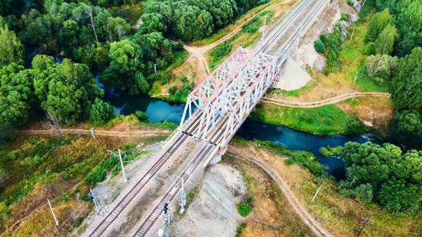 从上面俯瞰夏季的铁路图片下载