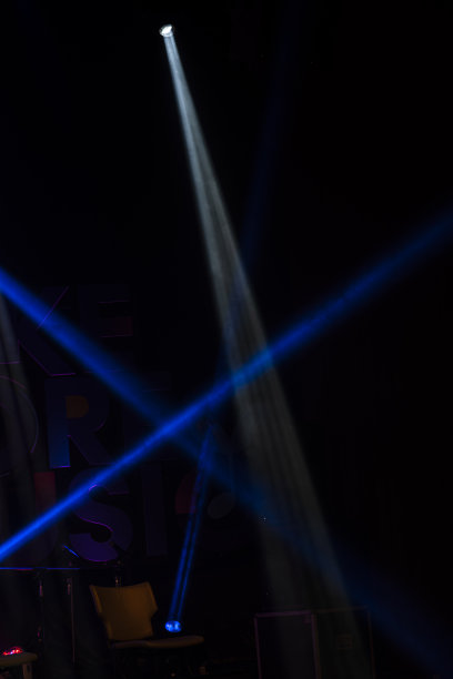 蓝色色调的空间幻想艺术形式，亮度从明到暗不等。图片下载