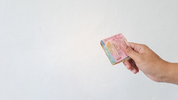 男子的手给印尼盾图片下载