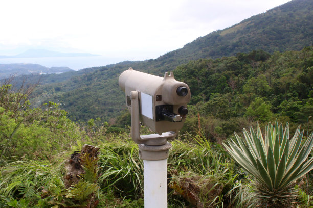 山上的双筒望远镜。塔查看器。图片下载