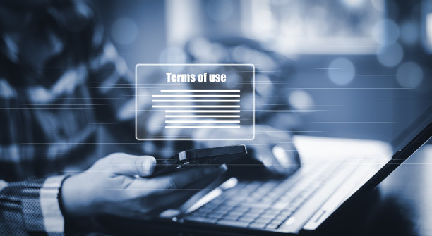 商家手持智能手机的使用条款概念，网银查预算策划概念，网站标题设计横幅，商业使用条款概念。合同条款和条件。图片下载