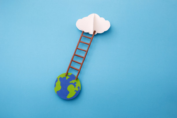从地球到云层的梯子，由蓝色背景的剪纸制成。图片下载