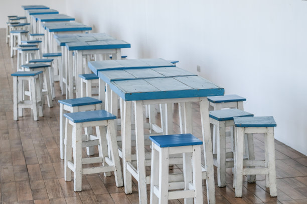 木制的桌椅作为背景。图片下载