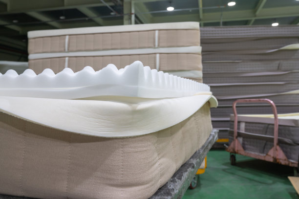 床垫采用白色海绵贴身材料。图片下载