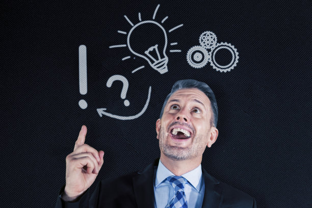 男经理指着灯泡和齿轮符号图片下载