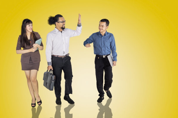 商人在演播室和朋友打招呼图片下载