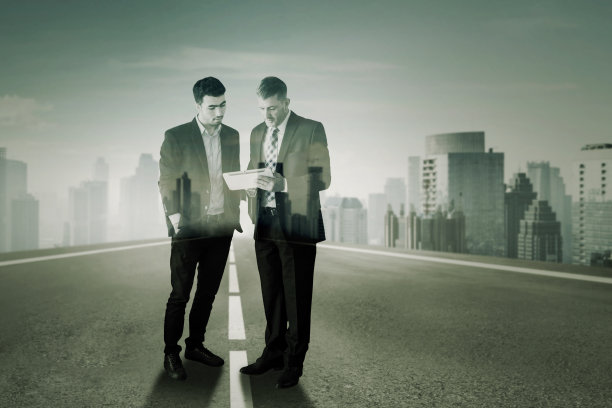 双曝光的两个商人手持片剂图片下载
