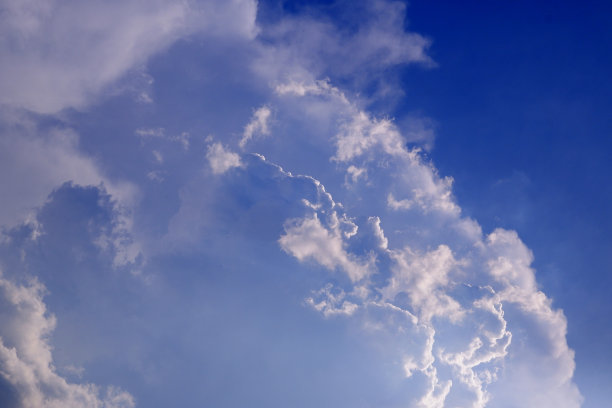 阳光透过云层照射在蓝天上:可以作为背景和戏剧效果图片下载