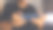 一个男人在电话里玩游戏图片下载