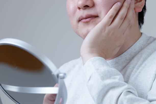 亚洲男性在护肤或剃须后不愿触摸自己的皮肤。男士护肤的形象图片下载