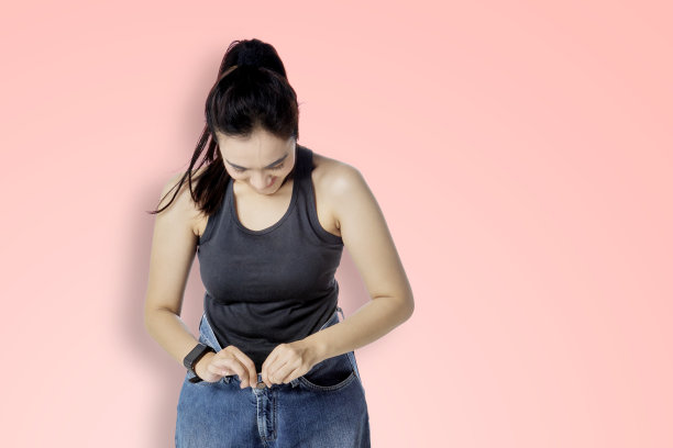 在工作室穿着旧裤子的快乐女人图片下载