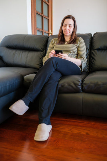 沙发上拿着手机的女人图片下载