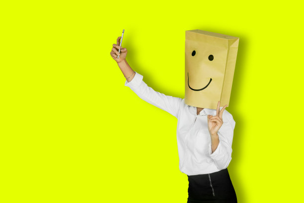 不知名的女商人在摄影棚里自拍图片下载