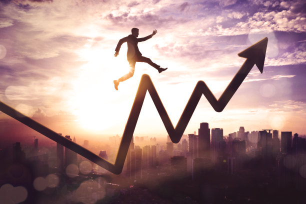 男经理的剪影跳上向上的箭头图片下载