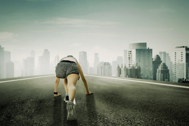 后视图，年轻女子跪在路上图片下载