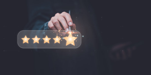 男性消费者评价他们的满意度，评估商业成功，客户体验调查概念，服务和产品以及客户参与，在线评级和评论，客户保证图片下载