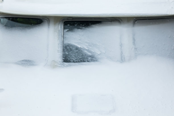 游艇的挡风玻璃上覆盖着雪。图片下载