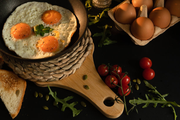 在黑底煎锅中煎釉蛋图片下载