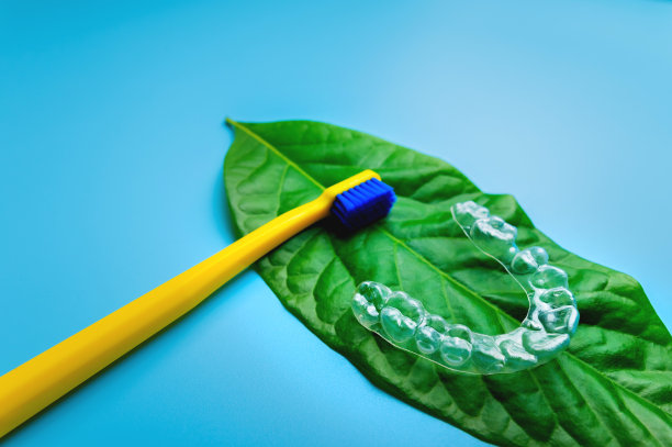 对准器清洁。带着隐形牙套的牙刷躺在桌子上，没有人图片下载