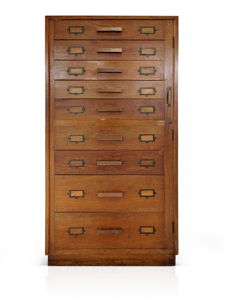 旧木柜，抽屉分层，孤立在白色背景上图片下载