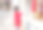 曲线美的非裔美国女人提着购物袋站在街上图片下载