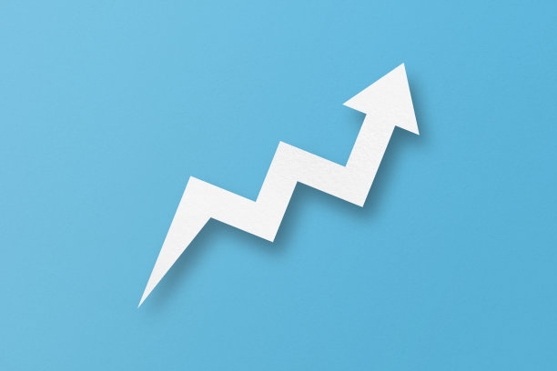 图纸上的白色箭头被隔离在浅蓝色的纸背景上图片下载