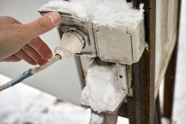 手触摸电源插头图片下载