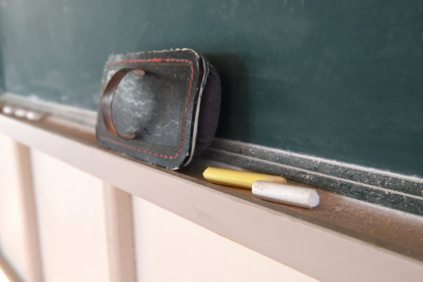 黑板和粉笔在教室里，没有人图片下载