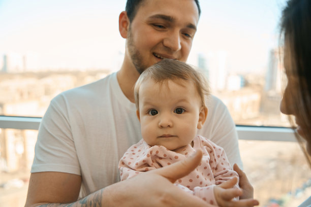 年轻的父母乐于与他们的小女儿交流图片下载