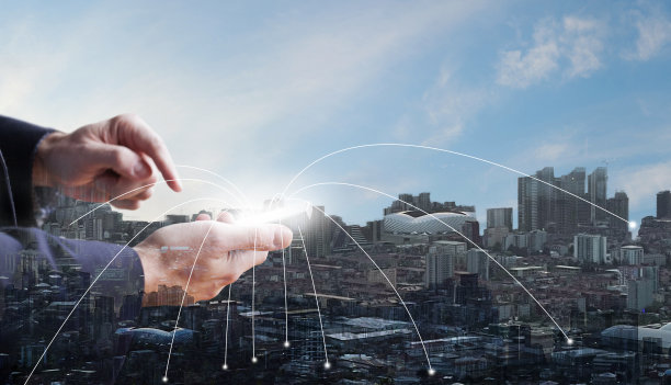 手持白屏的手机，背景是城市和蓝天，商务通讯图片下载