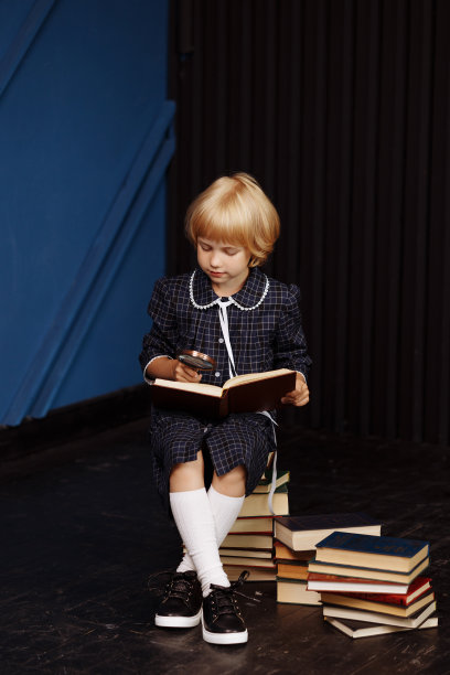 穿着格子校服的小女生图片下载