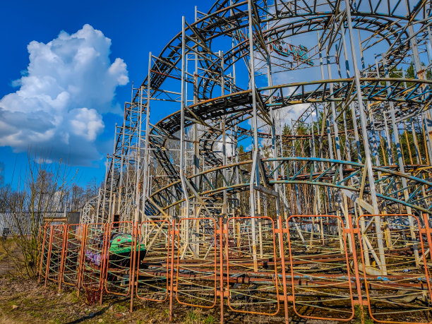 市中心公园里被遗弃的过山车图片下载