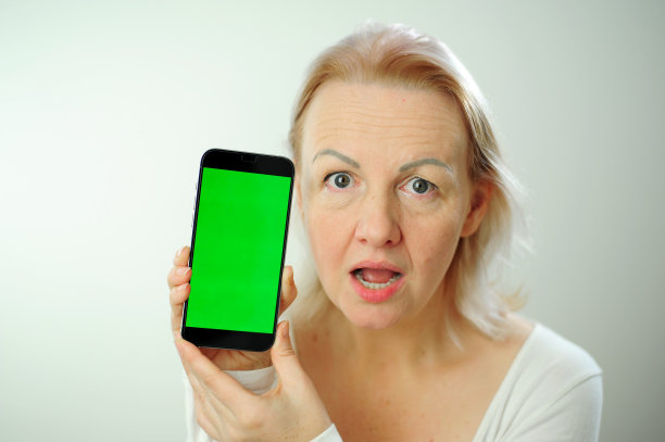 商务女性在办公室附近使用电话图片下载