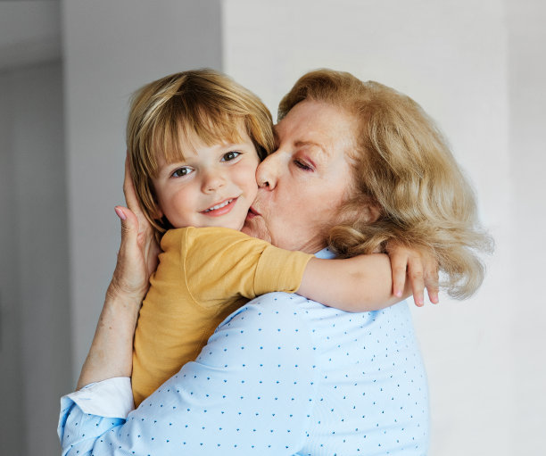 孙子孙子奶奶奶奶肖像男孩师兄爱亲情儿子拥抱拥抱图片下载