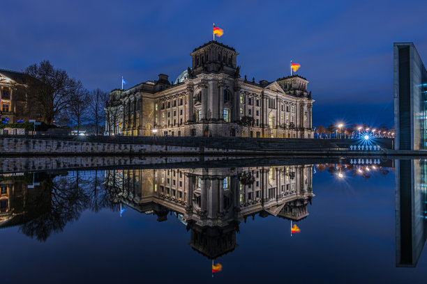 国会大厦的夜景，倒影在施普雷河的水面上图片下载