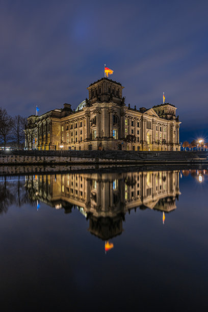 施普雷水面上的德国议会大厦倒影图片下载