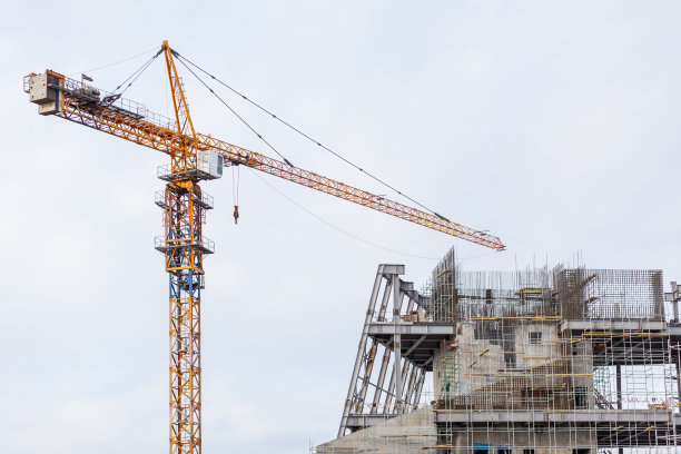 建筑起重机在天空的背景。建筑工地。图片下载