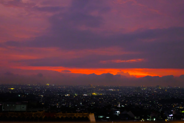 黄昏时分，城市里闪闪发光的灯光图片下载