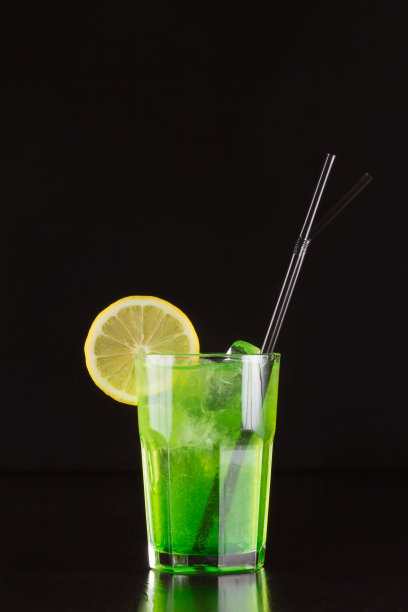 菜单上的酒精鸡尾酒，绿色精灵图片下载