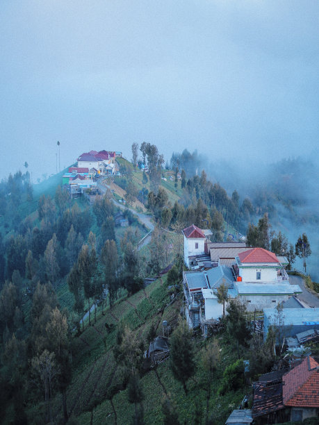 连绵的薄雾在山谷中飘过图片下载