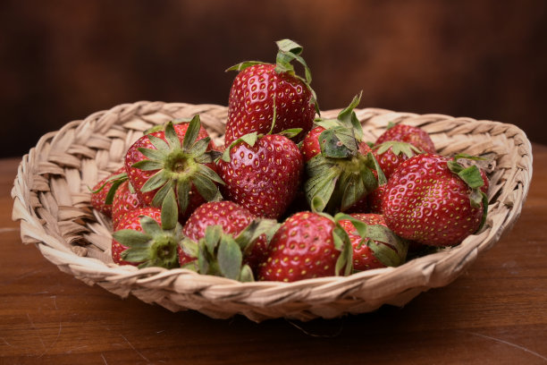 新鲜甜红草莓图片下载