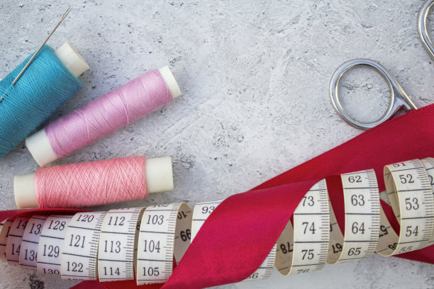 桌上的缝纫配件图片下载