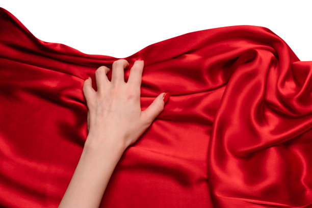 一个涂着红指甲的女人正试图扯掉一块红色的丝织品。图片下载