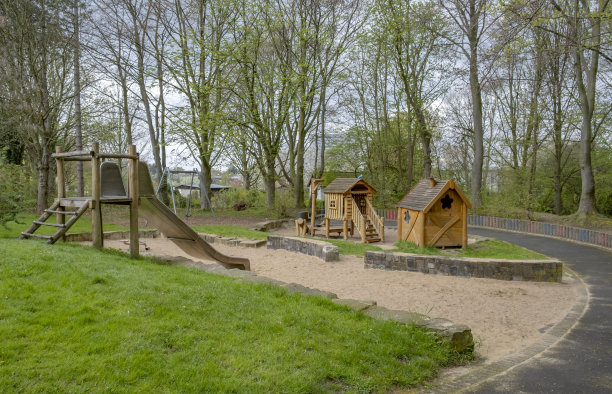 公园内的游乐场设有儿童房和游乐场设备。图片下载