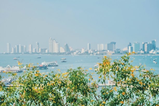 风景如画的芭堤雅岛的大海，海滩在泰国的夏天，城市与蓝天为旅游背景春武里天际线图片下载